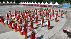 Pentas Tari Butta Kalabbirangku Meriahkan  HUT Kota Makassar ke-417. Lapangan Karebosi, Sabtu (9/11/2024).