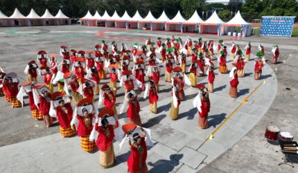 Pentas Tari Butta Kalabbirangku Meriahkan HUT Kota Makassar ke-417. Lapangan Karebosi, Sabtu (9/11/2024).